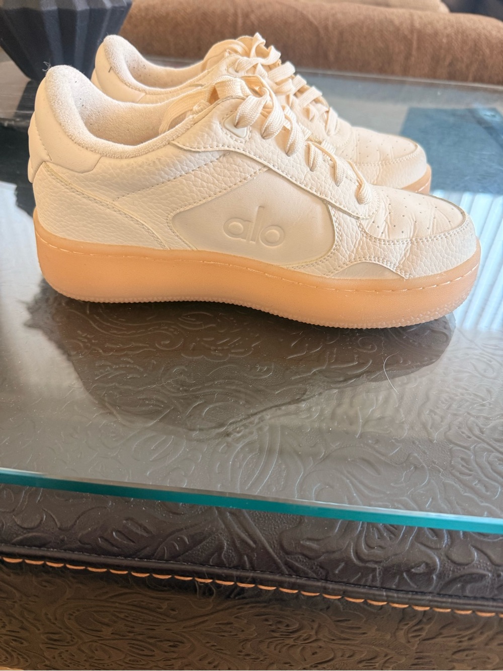 Alo Yoga Courtside Leather Sneakers | White/Gum Sole | Women’s US 6
